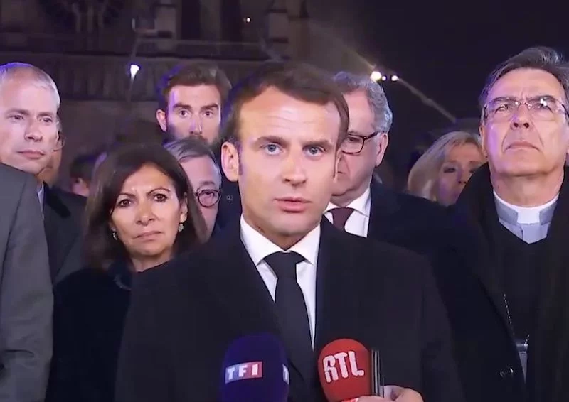 Emmanuel Macron zapowiedział odbudowę katedry Notre Dame.