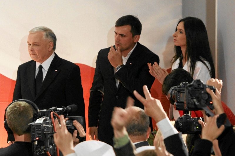Na zdjęciu Jarosław Kaczyński, mec. Marcin Dubieniecki oraz Marta Kaczyńska 20 czerwca 2010 r. podczas ogłaszania wyników wyborów prezydenckich.