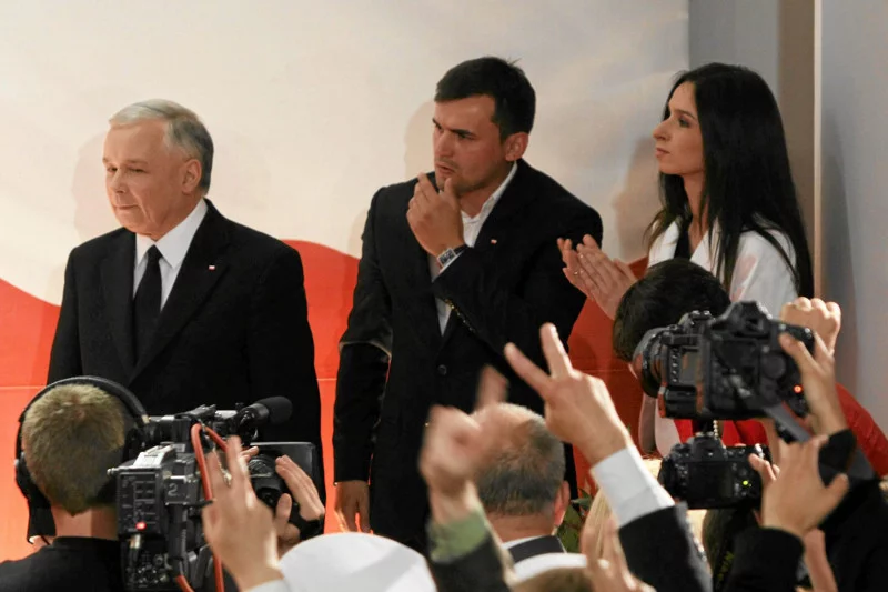 Na zdjęciu Jarosław Kaczyński, mec. Marcin Dubieniecki oraz Marta Kaczyńska 20 czerwca 2010 r. podczas ogłaszania wyników wyborów prezydenckich.