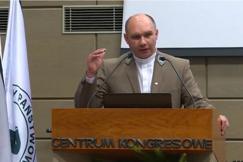 Przerażające jak ks. Tomasz Duszkiewicz stał się właścicielem trofeum z rysia.  Ma podobne upodobania "kolekcjonerskie", jak minister Jan Szyszko.