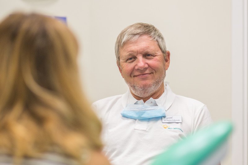 Dr Tomasz Falkowski, dentysta, implantolog z Centrum Stomatologii i Ortodoncji Pro Ortodont tłumaczy, że każdy utracony ząb warto uzupełnić. Braki w uzębieniu nie służą naszemu zdrowiu.