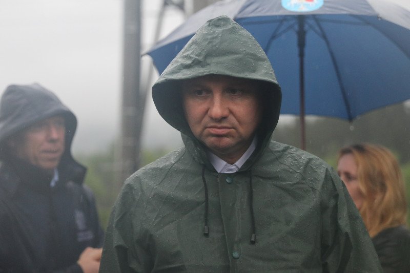 Prezydent Andrzej Duda odwiedził zalane tereny w woj. małopolskim.
