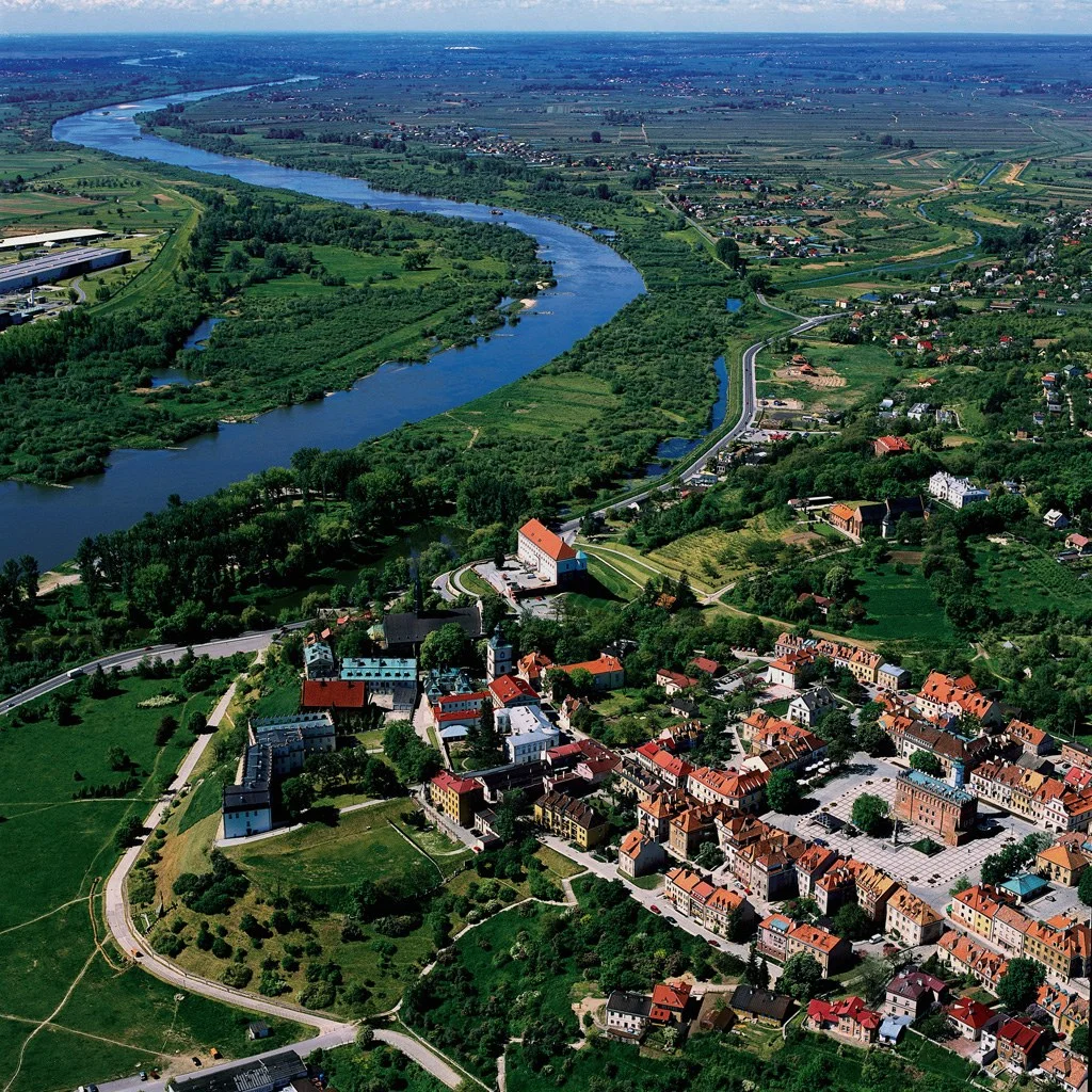 Sandomierz to także atrakcja województwa świętokrzyskiego. Rzadko kiedy spotyka się miasto z takim zagęszczeniem zabytków na niewielkiej przestrzeni. Naszym zdaniem nie można pominąć obejrzenia zwłaszcza wnętrza Katedry.