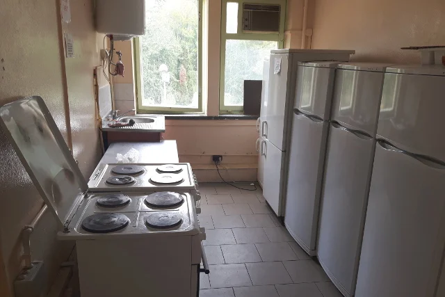 Na terenie ośrodka na Targówku zdarzają się kradzieże. Ginie głównie żywność przechowywana we wspólnych lodówkach.