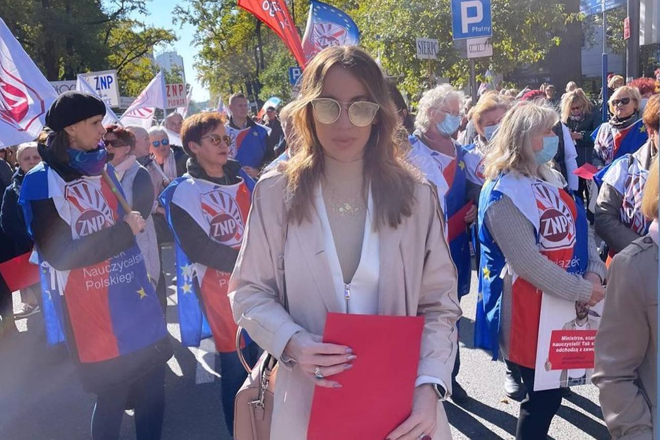 Żona ministra-członka Rady Ministrów Łukasza Schreibera wzięła udział w proteście nauczycieli w Warszawie. Jak się okazuje, Marianna Schreiber krytykuje działania rządu, który współtworzy jej mąż.