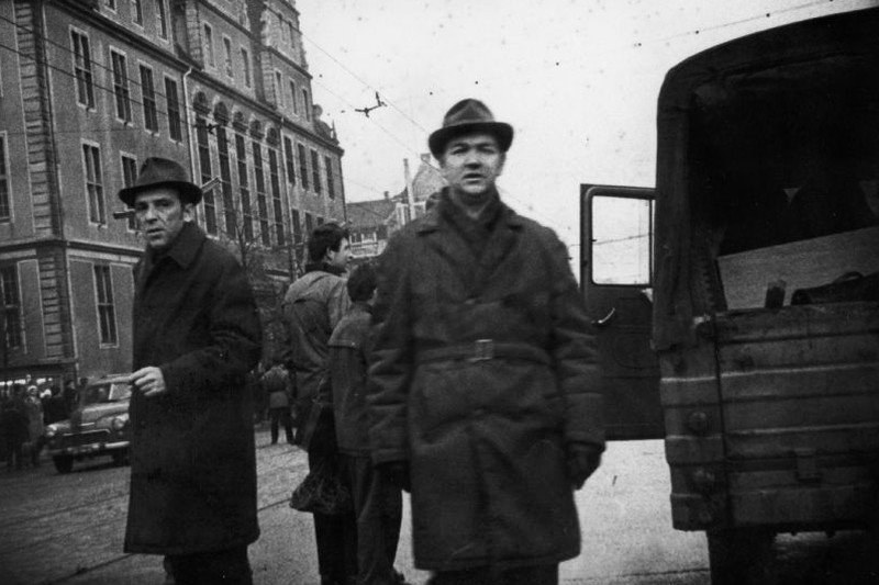 Funkcjonariusze MO (lub SB) w cywilu na ul. Świerczewskiego (ob. Nowe Ogrody), po lewej gmach sądu, za nim KM MO, 15 lub 16.12.1970 r.