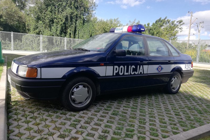 Policja zatrzymała przebierańców w starym radiowozie.