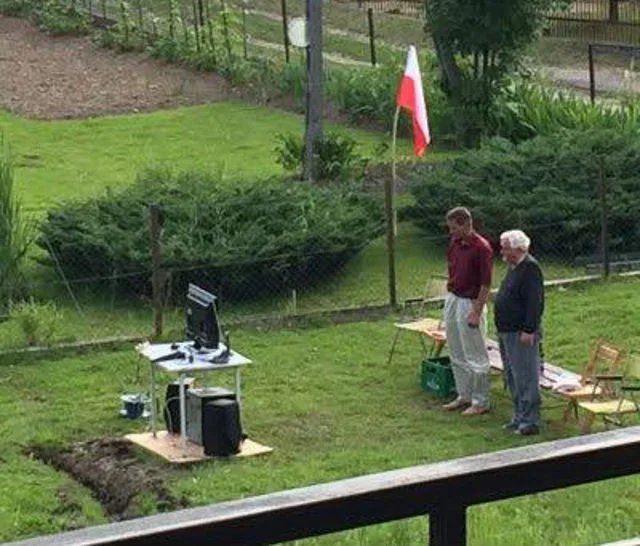 Strefa kibica w przydomowym ogródku.