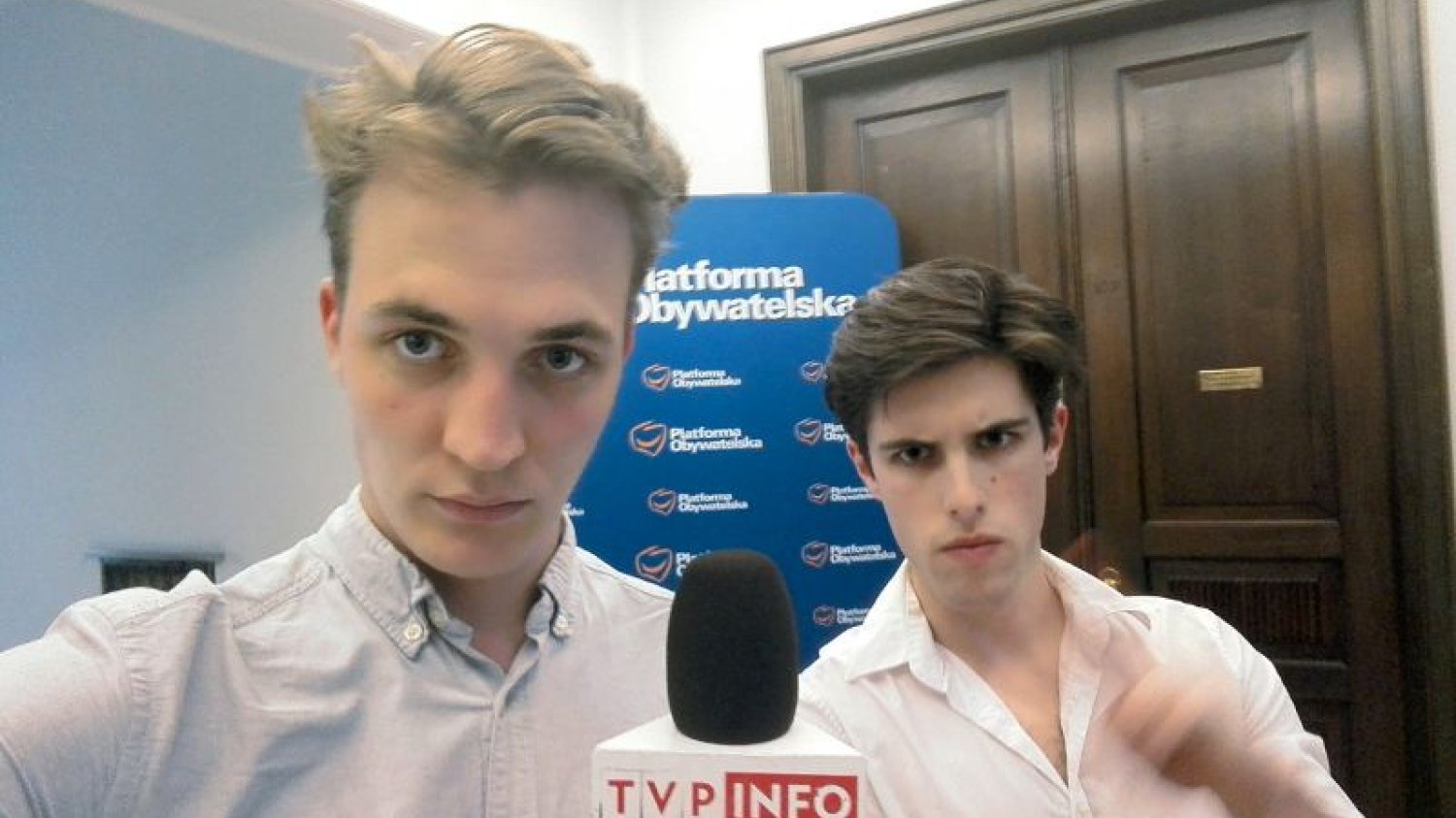 Lucjan Ołtarzewski (po prawej) i Filip Styczyński (po lewej) -
 reporterzy TVP Info.