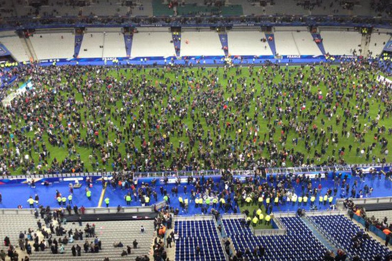 Zamachy w Paryżu, eksplozja przy stadionie