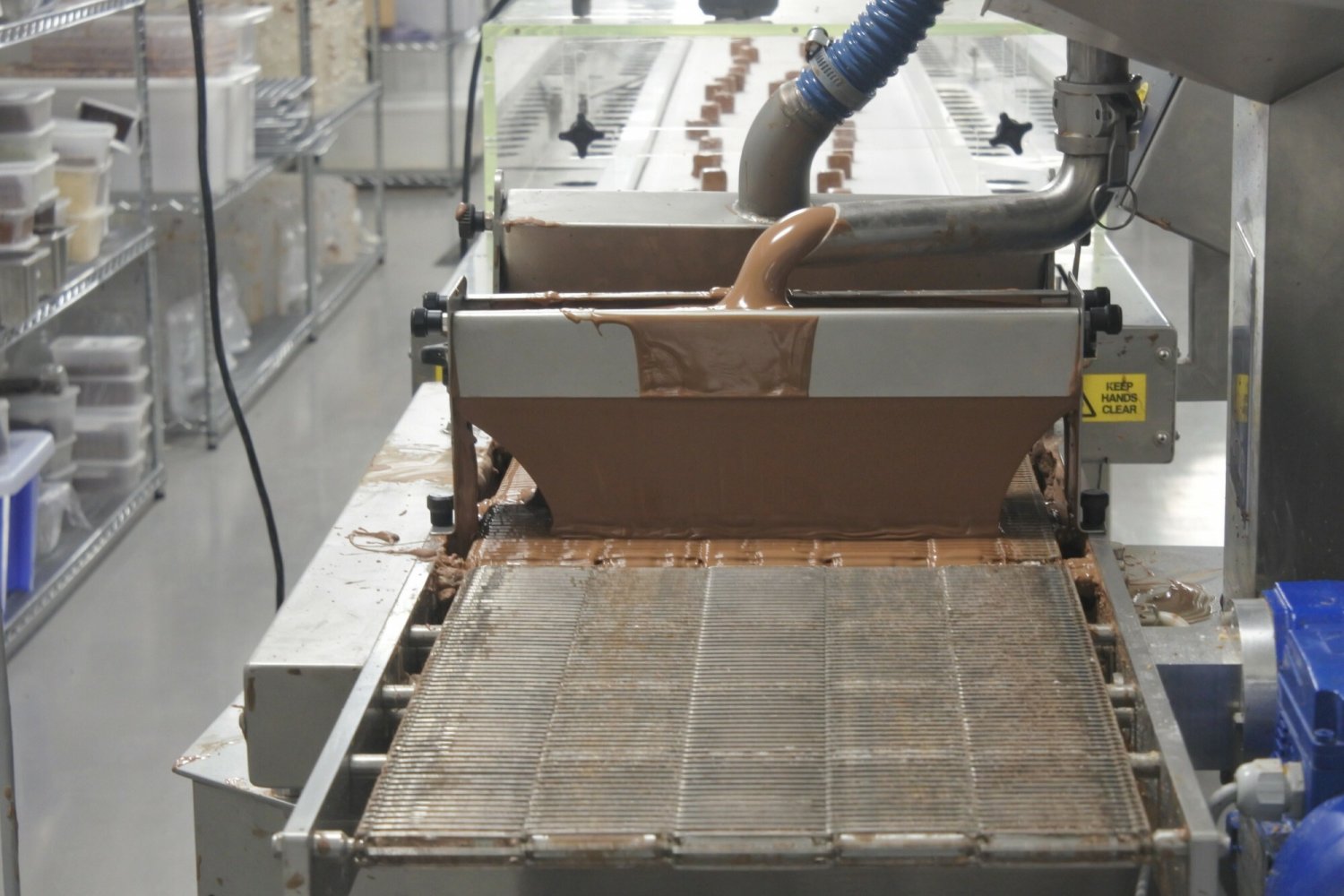 Dwóch pracowników fabryki batonów wpadło do kadzi z ciepłą czekoladą