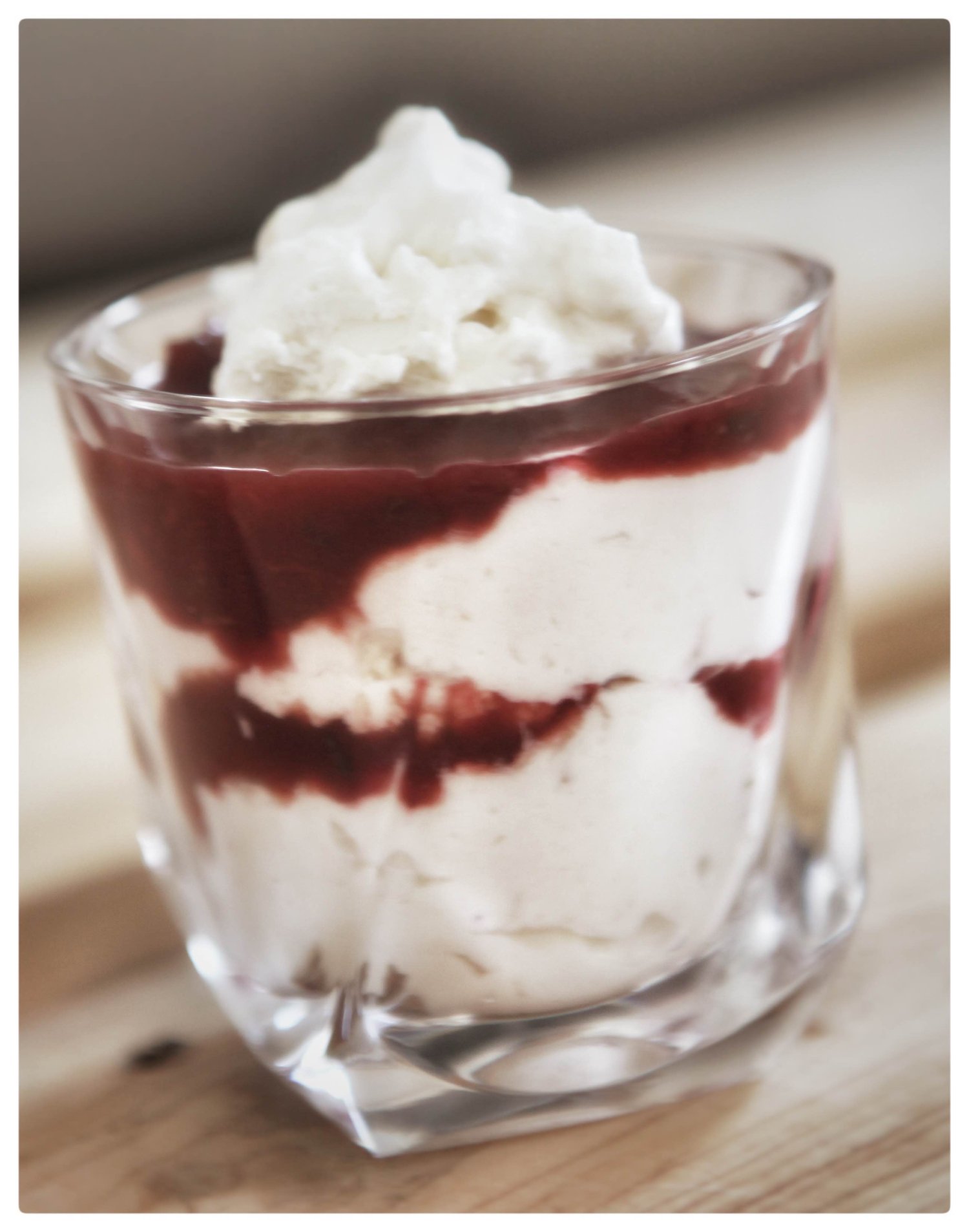 śliwkowy Eton Mess