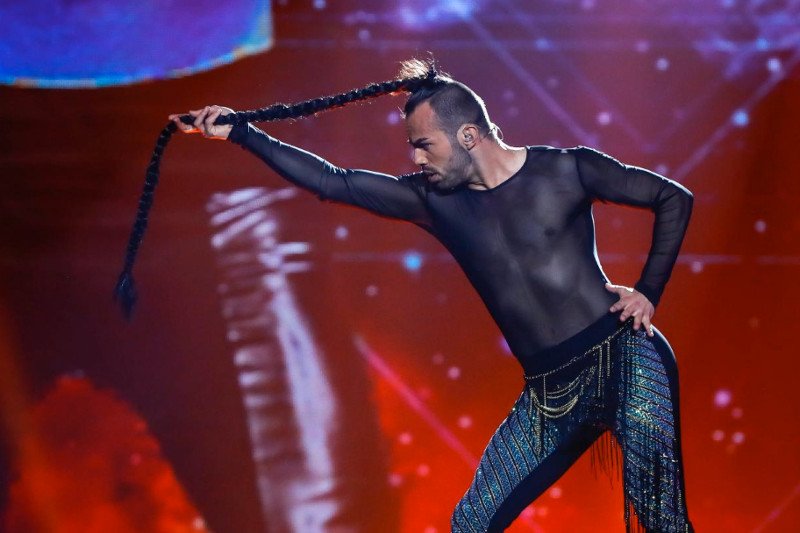 Przepis Slavko na sukces? Wywijanie długim warkoczem na scenie niczym lassem.