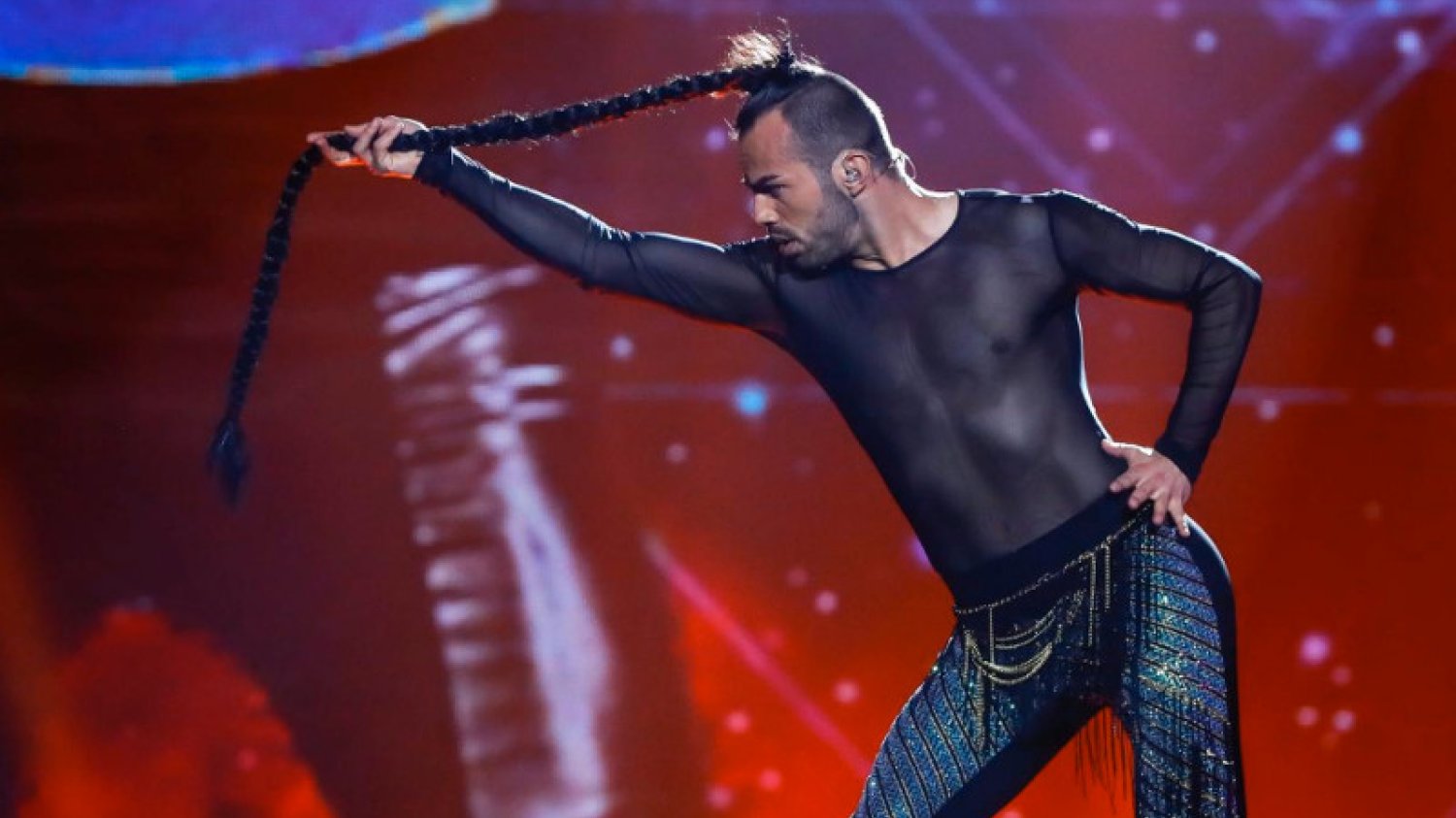 Przepis Slavko na sukces? Wywijanie długim warkoczem na scenie niczym lassem.
