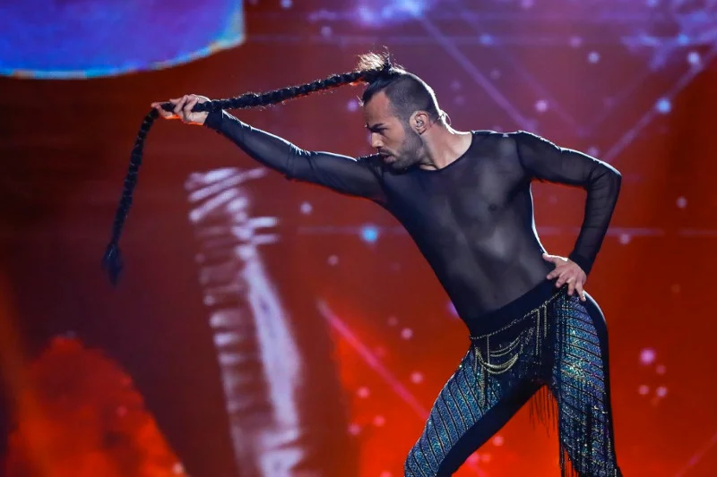 Przepis Slavko na sukces? Wywijanie długim warkoczem na scenie niczym lassem.