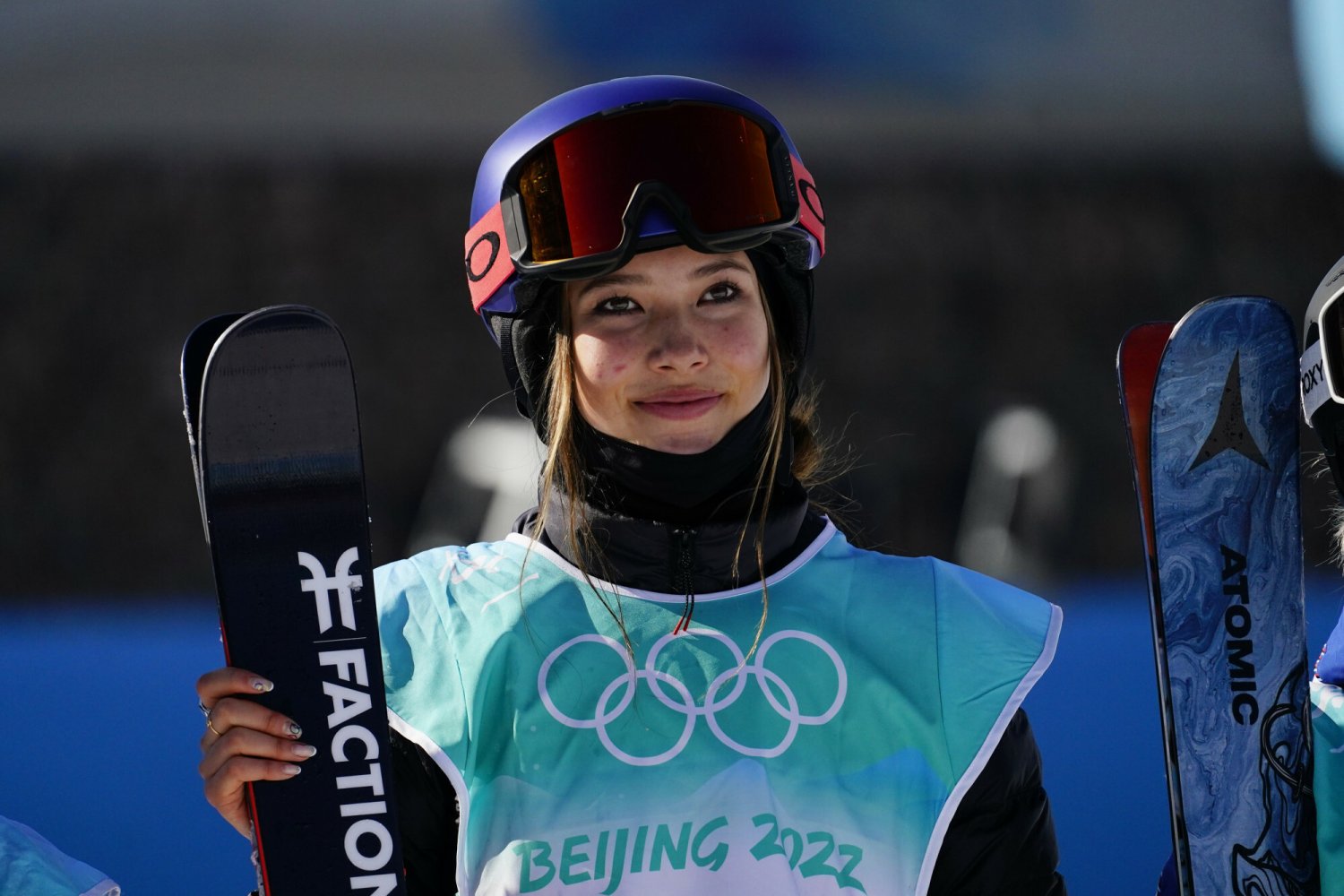 Eileen Gu nie jest stereotypową sportsmenką z Chin, ale od wtorku jest jedną z największych gwiazd w Państwie Środka