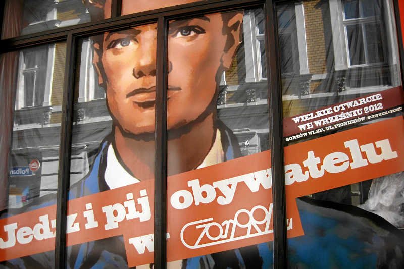 Dla młodych PRL już rozliczony. Ale według większości Polaków wciąż mamy rozrachunki z komunistyczną przeszłością. Na zdjęciu: Lokal "Czar PRL-u" w Gorzowie Wielkopolskim.