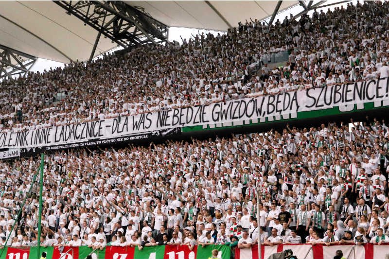 Czy politycy PiS powinni zabrać głos w sprawie gróźb, które kibice Legii skierowali pod adresem opozycji i dziennikarzy?