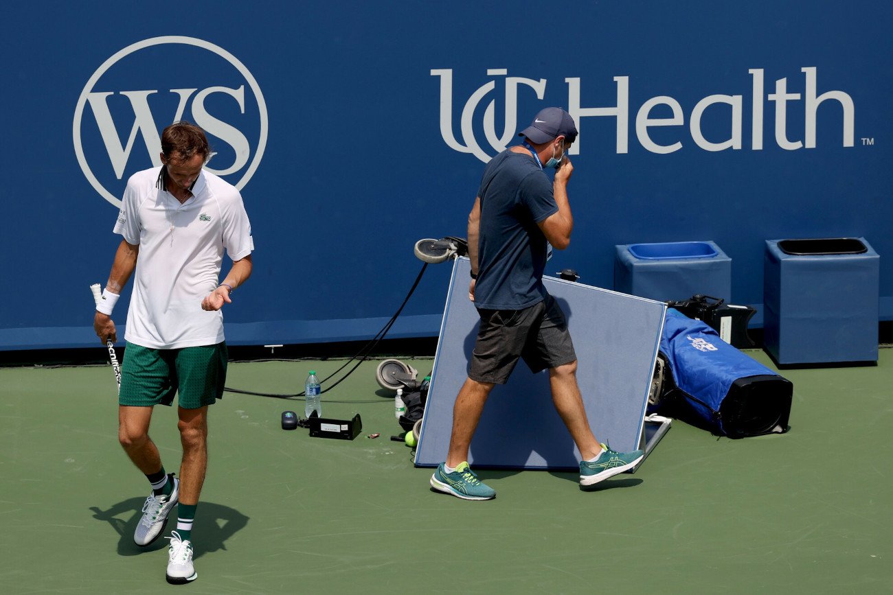 Danił Miedwiediew niedługo po incydencie z kamerą podczas półfinału turnieju ATP w Cincinnati.