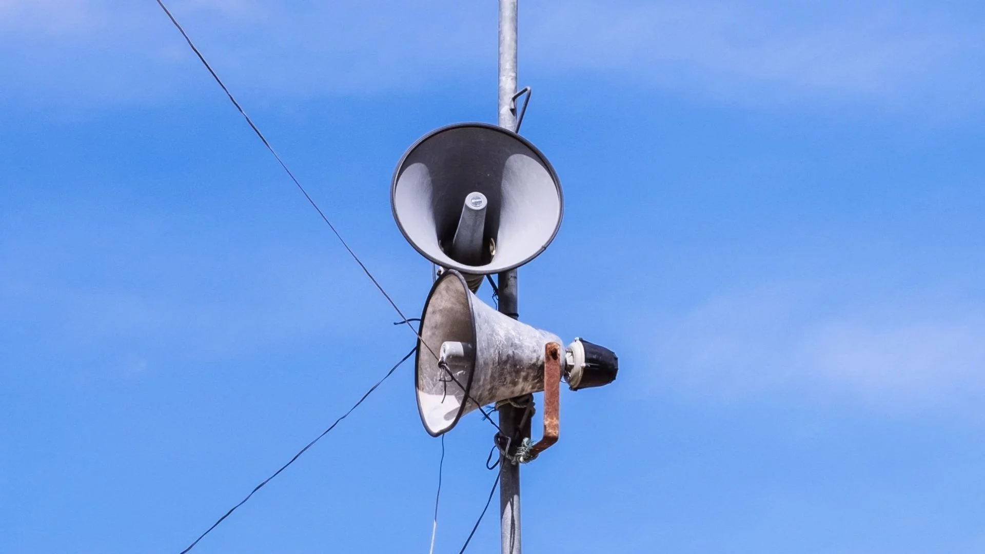 Pilny alert RCB, syreny alarmowe wyją od rana. "Zachowaj spokój" syreny alarmowe