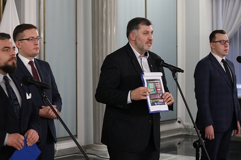 Konfederacja zamierza wnioskować o przeprowadzenie przez NIK wnikliwej kontroli w KPRM i resorcie zdrowia. Konfederacja zamierza wnioskować o przeprowadzenie przez NIK wnikliwej kontroli w KPRM i resorcie zdrowia