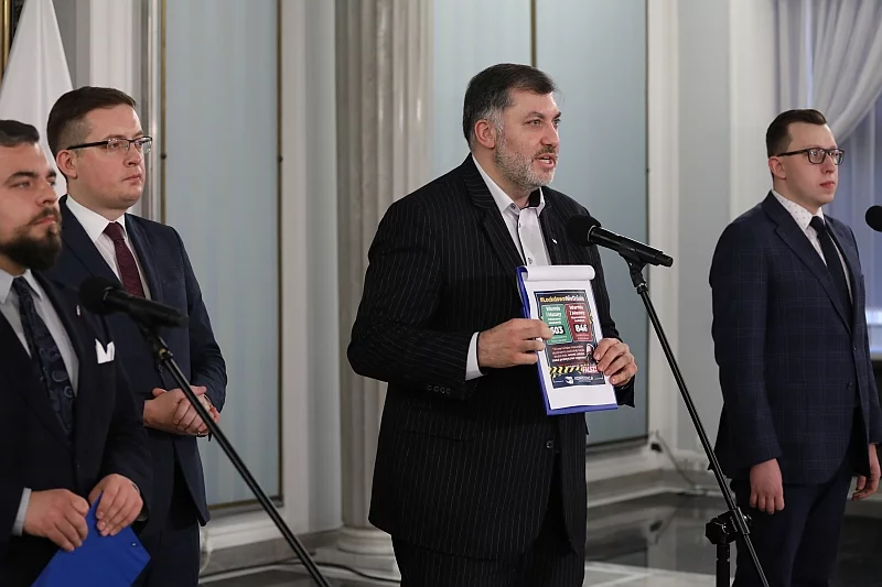 Konfederacja zamierza wnioskować o przeprowadzenie przez NIK wnikliwej kontroli w KPRM i resorcie zdrowia. Konfederacja zamierza wnioskować o przeprowadzenie przez NIK wnikliwej kontroli w KPRM i resorcie zdrowia