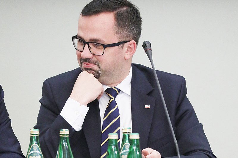 Marcin Horała z PiS nie miał podstawowej wiedzy na temat kształtu UE. O tym, kto należy to Uni,i musiał nauczyć go Donald Tusk na komisji ds. VAT.