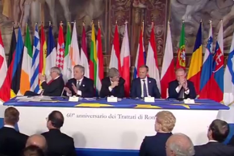 Szydło podpisuje Deklarację Rzymską, a Tusk siedzi nieporuszony.