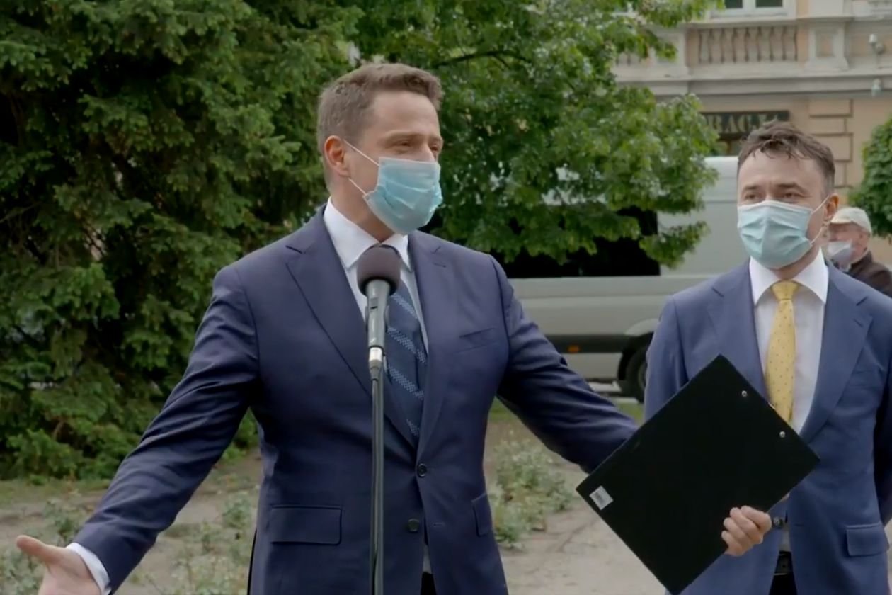 Rafał Trzaskowski na briefingu w Nowym Tomyślu