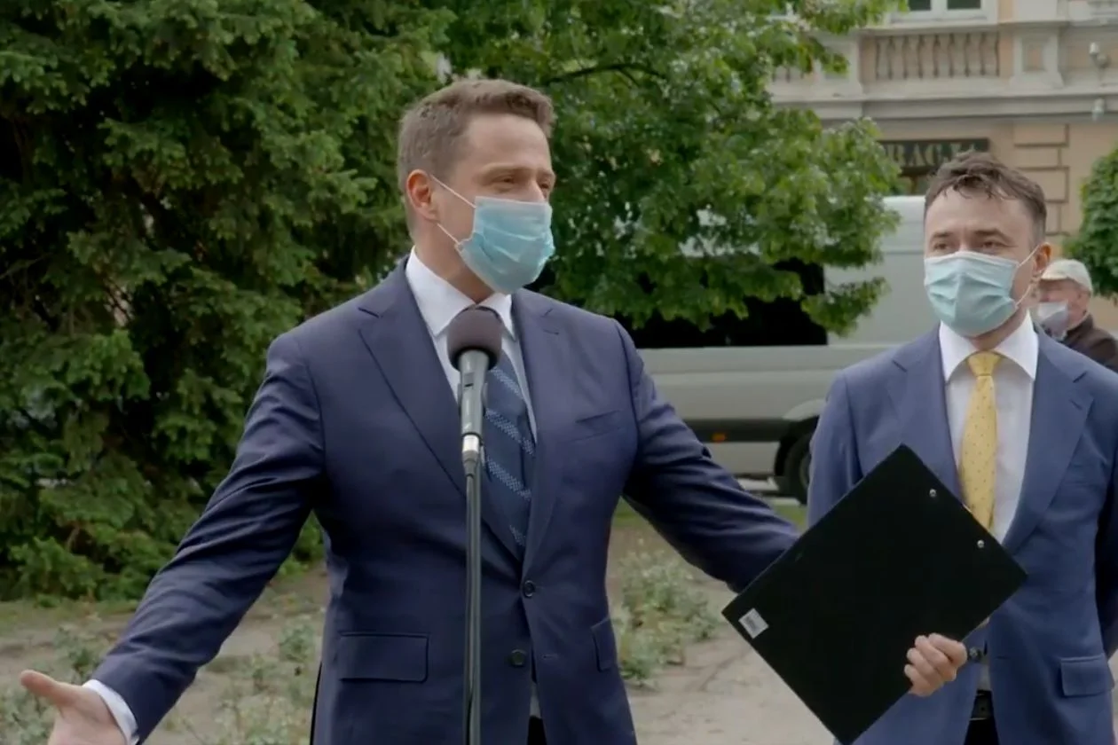 Rafał Trzaskowski na briefingu w Nowym Tomyślu