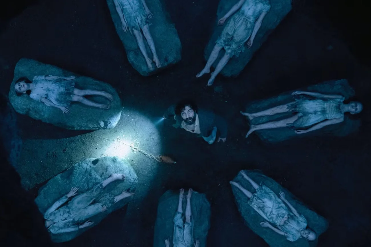 Jade (David Alpay) i duchy dzieci z serialu "Stamtąd"