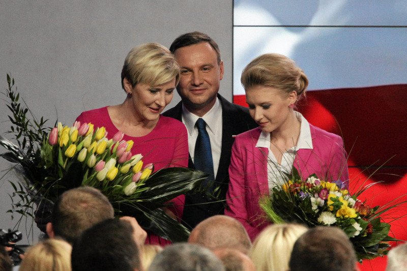 Euforia w sztabie Andrzeja Dudy. Kandydat PiS wygrywa pierwszą turę