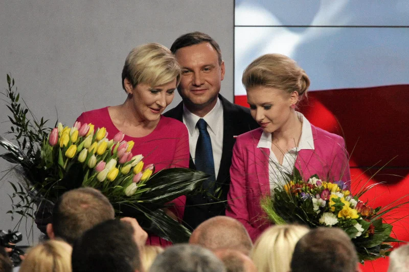 Euforia w sztabie Andrzeja Dudy. Kandydat PiS wygrywa pierwszą turę