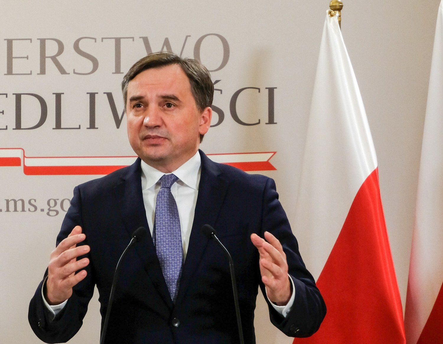 Zbigniew Ziobro uważa, że Polska powinna rozważyć zamrożenie wpłat do budżetu UE, jeśli ta obetnie nam fundusze. Rzecznik rządu odcina się od jego słów, nazywają je "jego prywatną opinią".