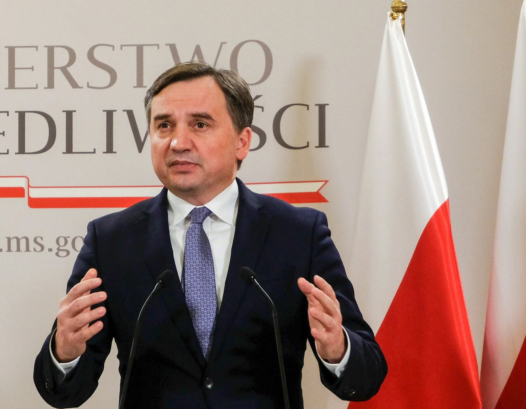 Zbigniew Ziobro uważa, że Polska powinna rozważyć zamrożenie wpłat do budżetu UE, jeśli ta obetnie nam fundusze. Rzecznik rządu odcina się od jego słów, nazywają je "jego prywatną opinią".