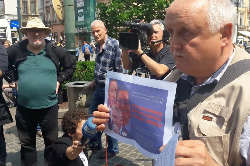 Krakowski fotograf Marek Lasyk przyszedł na konferencję PiS, bo nie doczekał się odpowiedzi ws. wykorzystania przez partię jego zdjęcia.