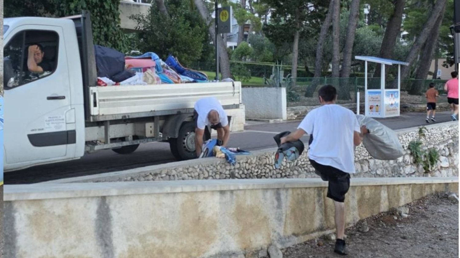 W Chorwacji zbierają ręczniki i wszystkie rzeczy zostawione na plaży