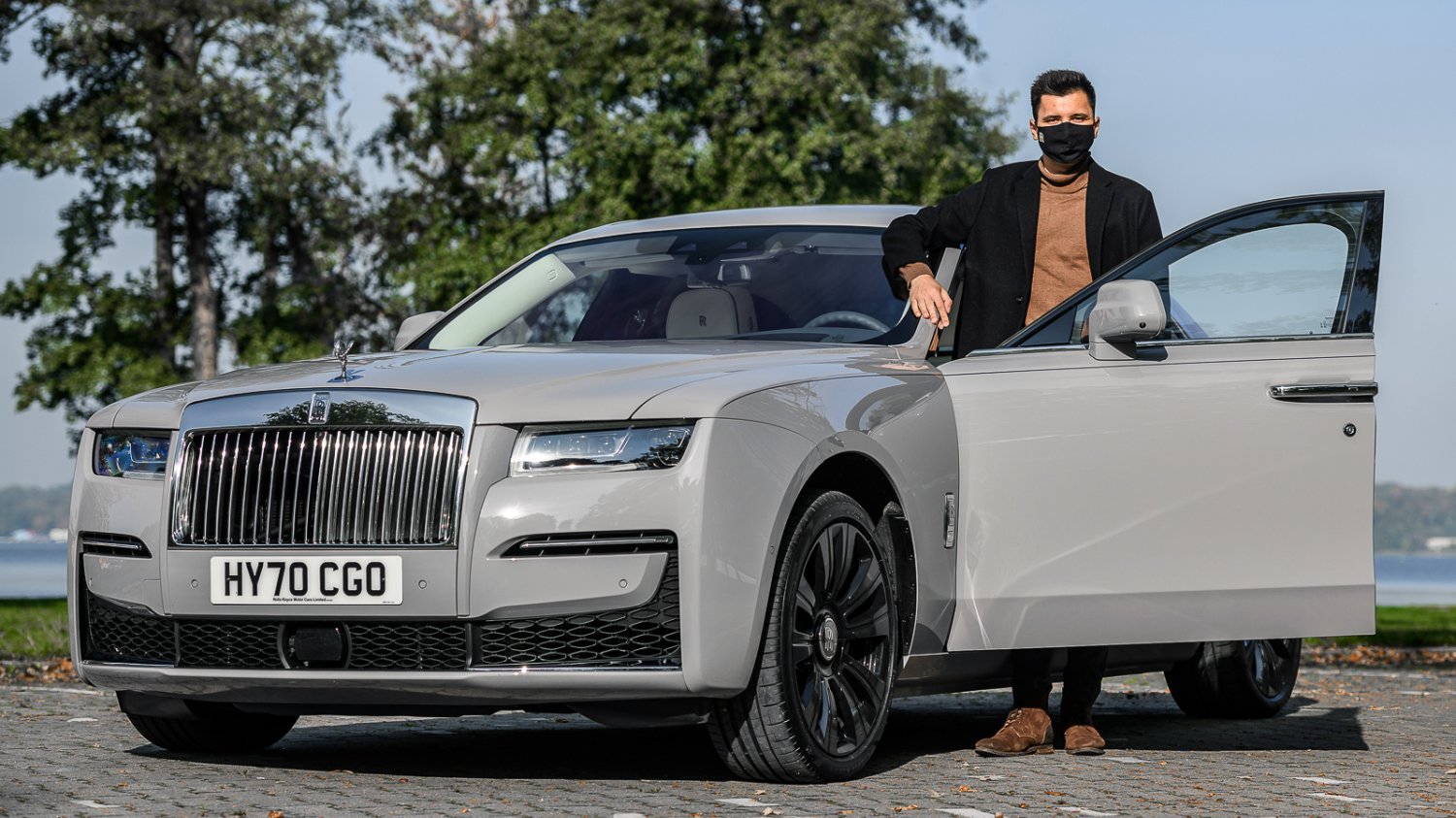 Nowy Rolls-Royce Ghost ma być tą skromniejszą limuzyną brytyjskiej marki. Kosztuje ponad 1,6 mln zł.