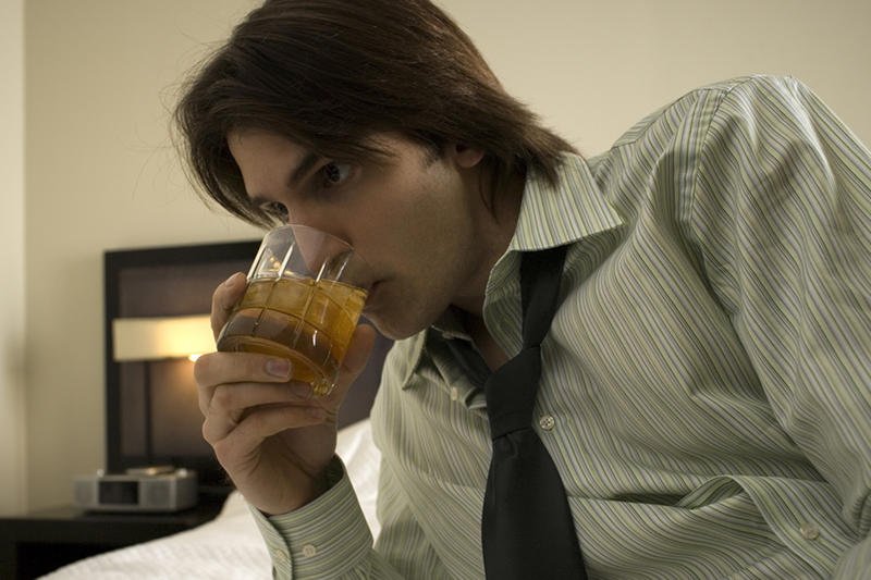 "Chodzi tylko o to, żeby chociaż raz w tygodniu odciąć się od poważnego życia – studiów, egzaminów, pracy, codziennych problemów" – oto dlaczego młodzi upijają się co weekend.