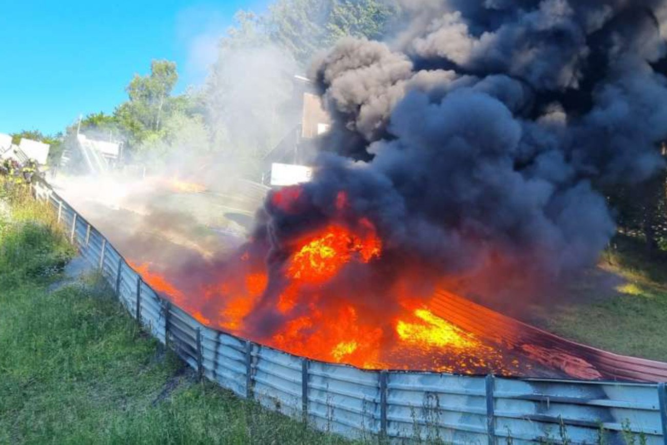Pożar trzech skoczni narciarskich w miejscowości Biberschlag rozprzestrzeniał się błyskawicznie.