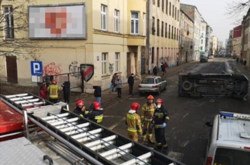 Plakat widoczny jest po lewej stronie zdjęcia. Łódź: TVP ukryło za pikselami plakat fundacji pro-life.