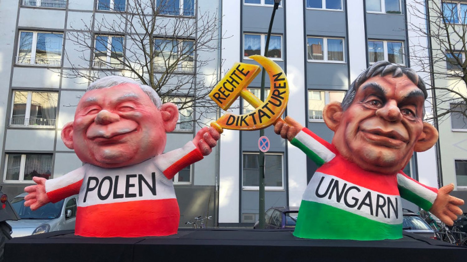 Jarosław Kaczyński staje się stałym bohaterem karnawałowych parad w Niemczech.