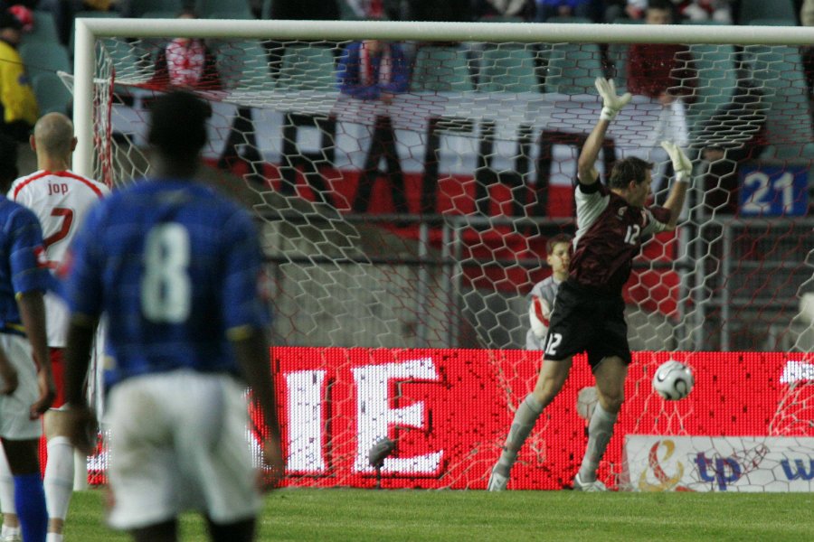 Tomasz Kuszczak puszcza jedną z najbardziej wstydliwych bramek w swojej karierze.