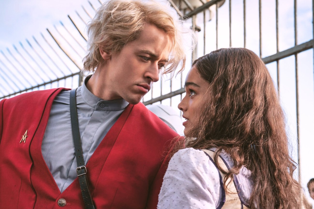 Tom Blyth jako Coriolanus Snow i Rachel Zegler jako Lucy Gray Baird w filmie "Igrzyska śmierci: Ballada ptaków i węży".