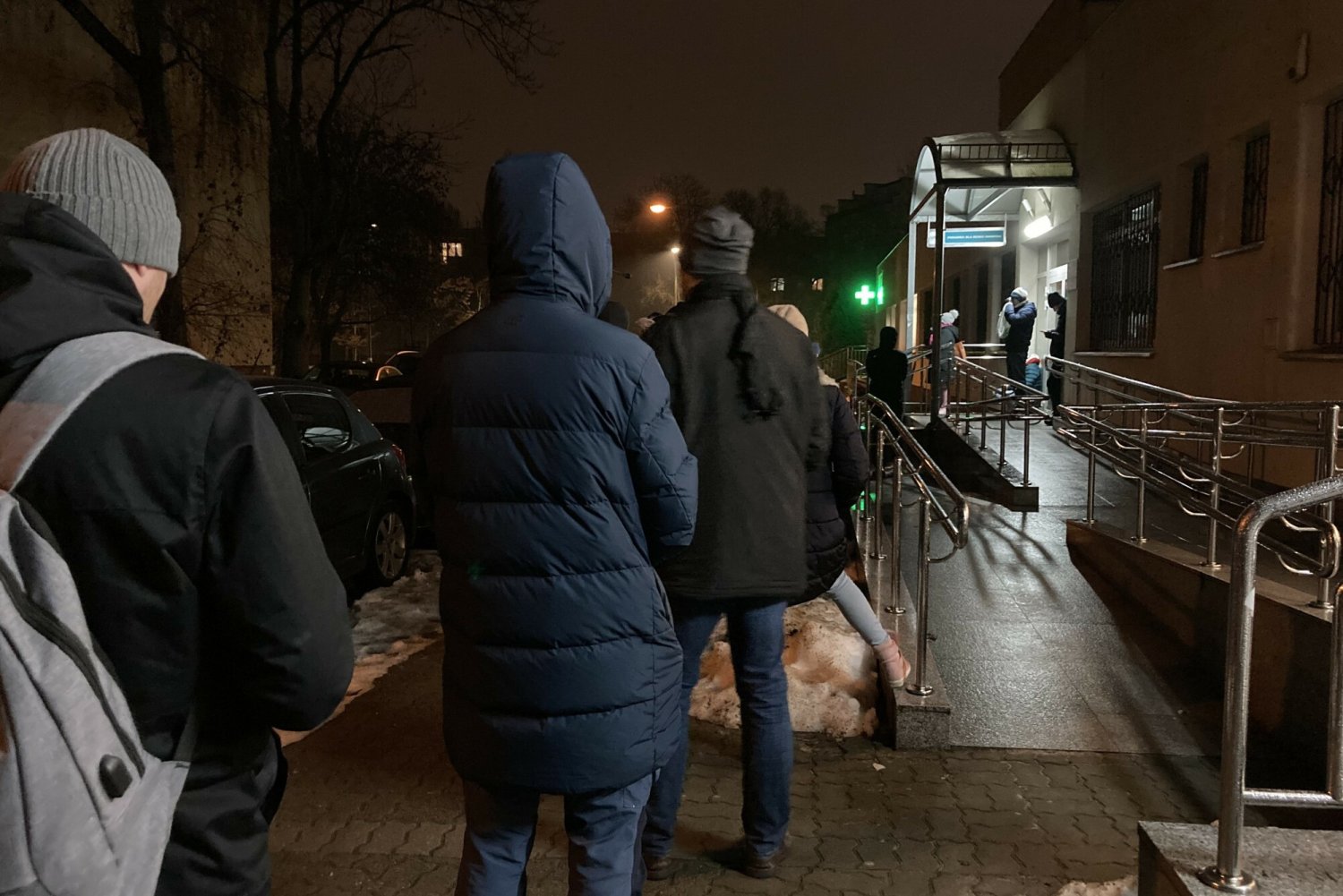 Rodzice stoją w długich kolejkach "po numerek" do pediatry, bo liczba chorych jest tak duża.