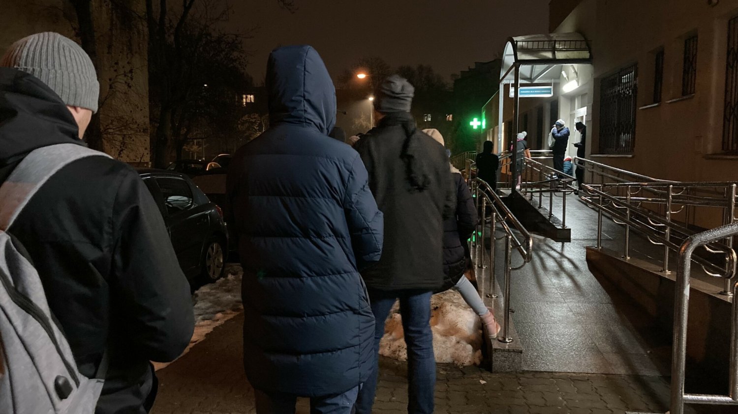 Rodzice stoją w długich kolejkach "po numerek" do pediatry, bo liczba chorych jest tak duża.