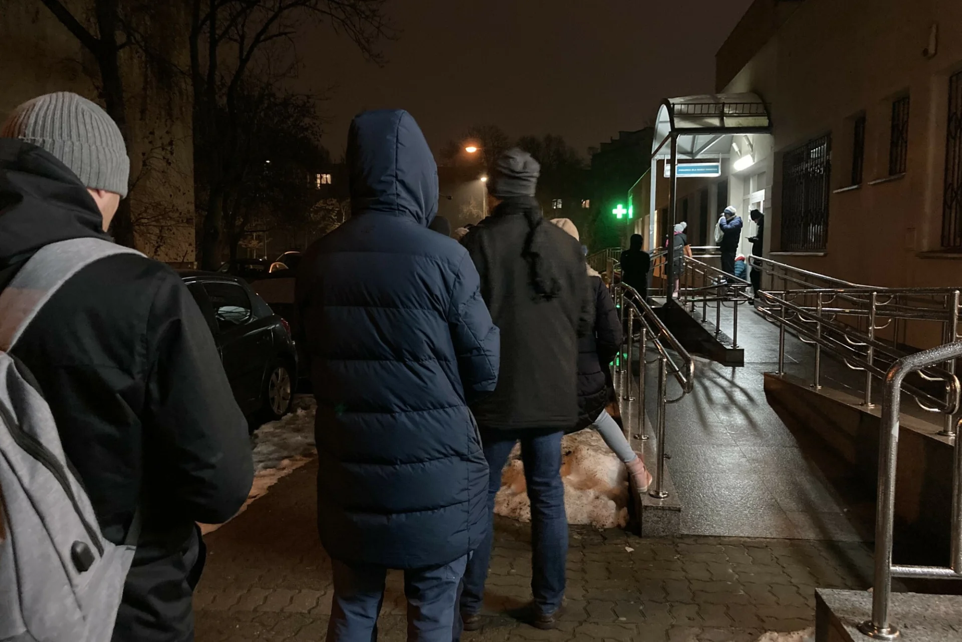 Rodzice stoją w długich kolejkach "po numerek" do pediatry, bo liczba chorych jest tak duża.