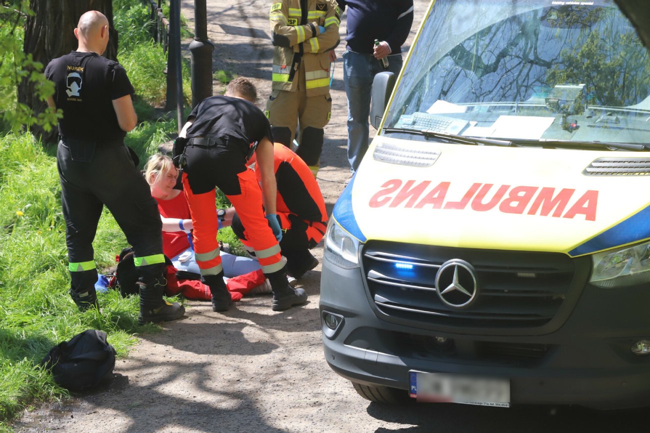 Kobieta w szambie znaleziona w Strykowie. Zmarła, nim zdążono ją wyciągnąć Kobieta w szambie znaleziona w Strykowie. Zmarła, nim zdążono ją wyciągnąć