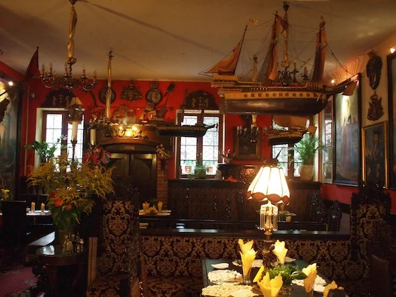 Bogate wnętrze restauracji Gdańskiej. W tych salach przyjmowano wielu znakomitych gości.