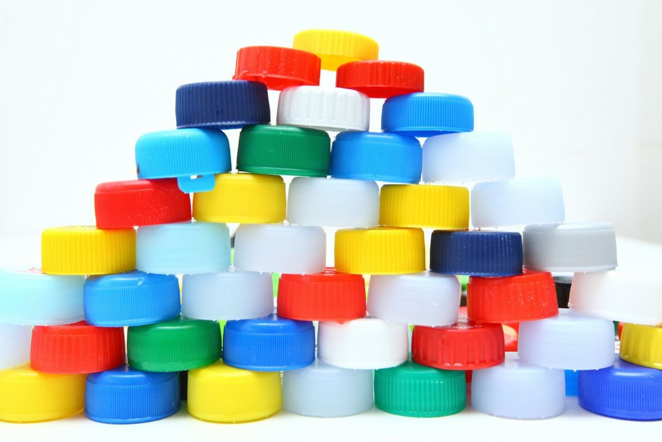 Znaczenie koloru zakrętki przy butelce z wodą